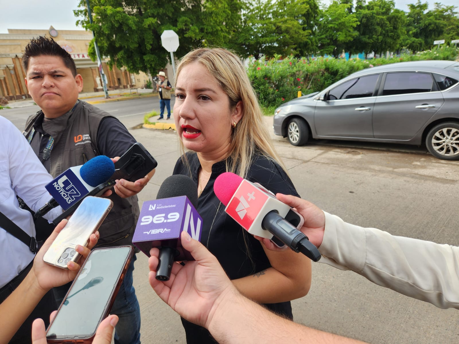 animalistas afuera de la fiscalia de sinaloa