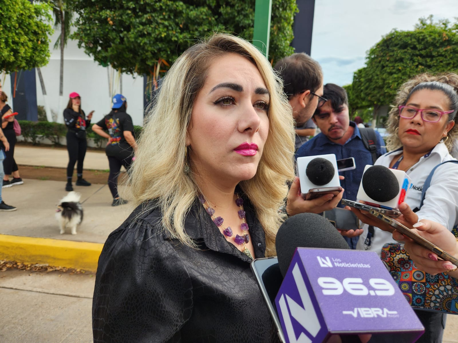 animalistas en las instalaciones de la fiscalia de sinaloa