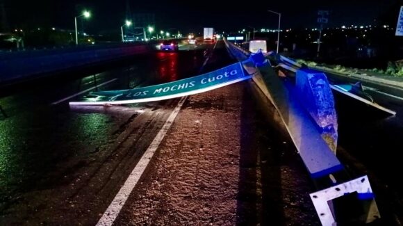 Fuertes vientos provocan caída de 3 árboles, dos luminarias y un anuncio vial en Culiacán