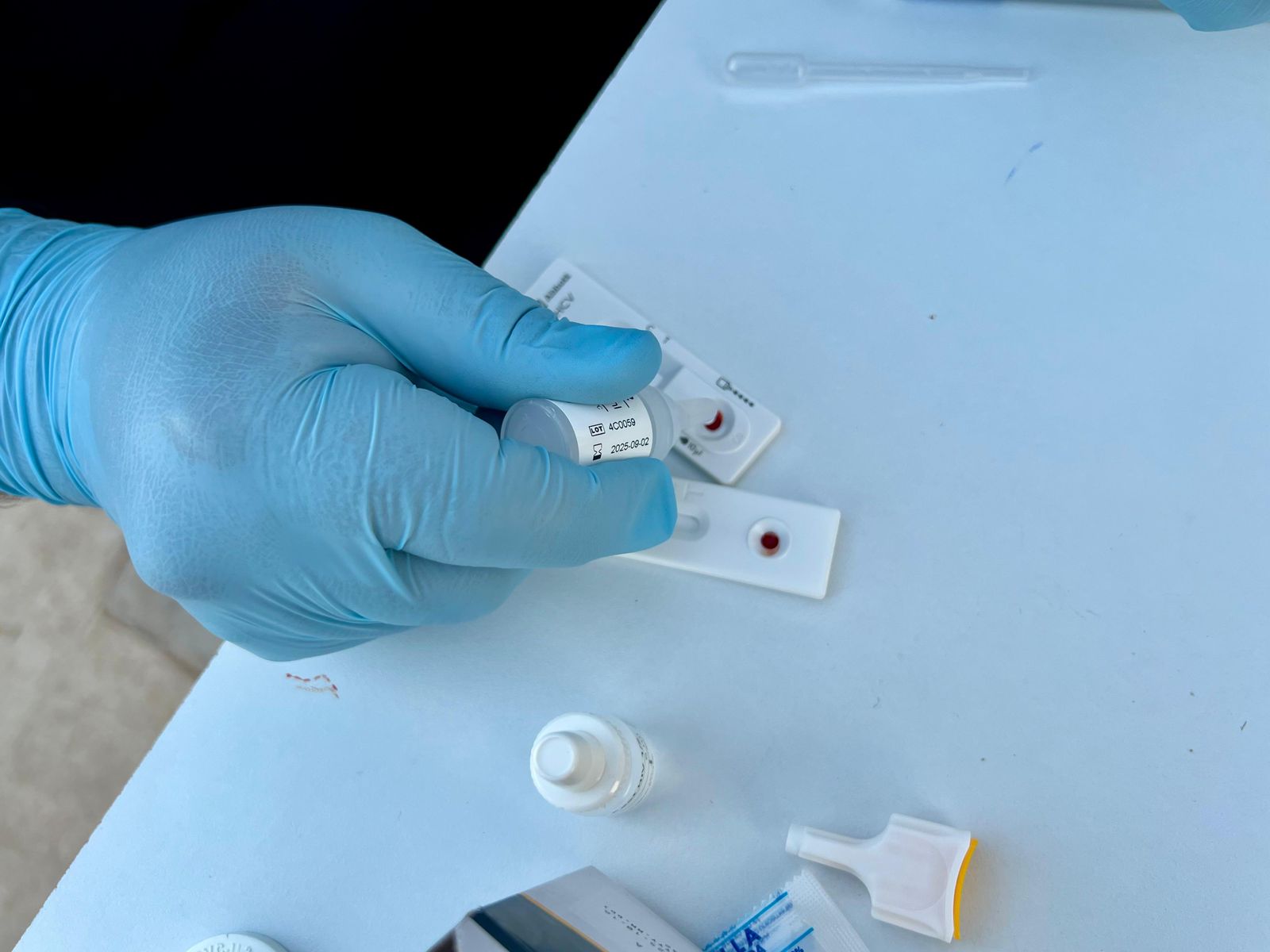 aplicación de pruebas rápidas para la detección de VIH, sífilis y hepatitis C