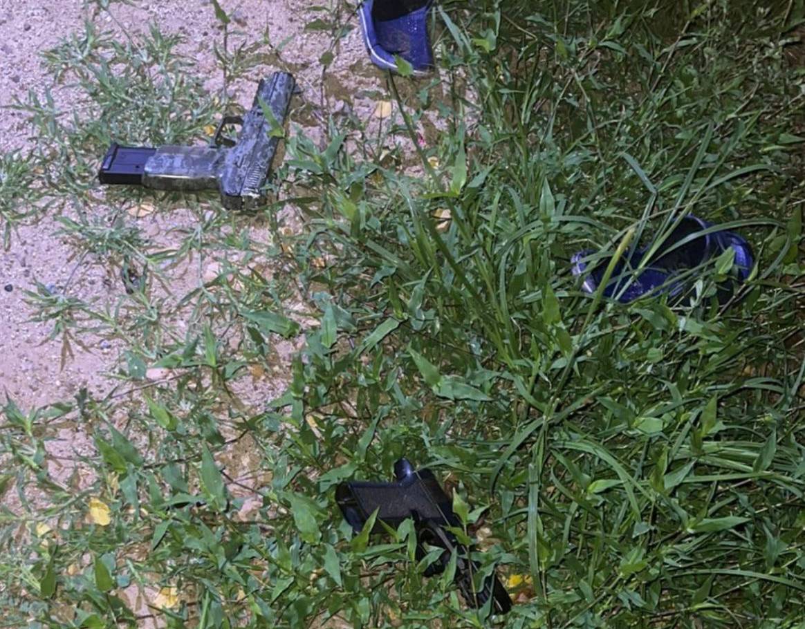 armas localizadas sobre el suelo en el limon de los ramos