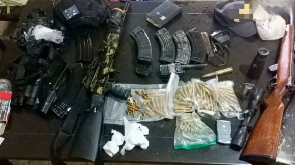 Marinos detienen a sujeto con armas, municiones, equipo táctico y droga en El Tamarindo