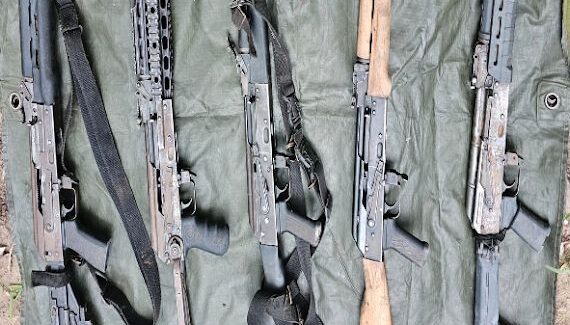 Elementos del Ejército Mexicano aseguran armamento durante operativo en Escuinapa