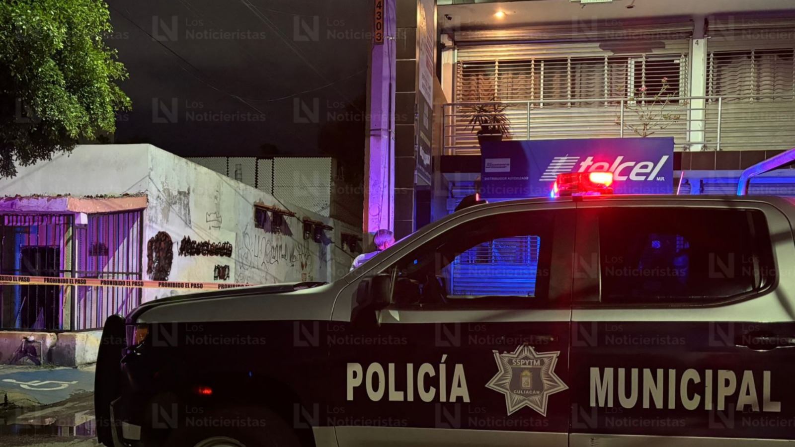Una patrulla de la Policía Municipal resguarda el lugar donde fue arrojado un cuerpo en el Centro de Culiacán