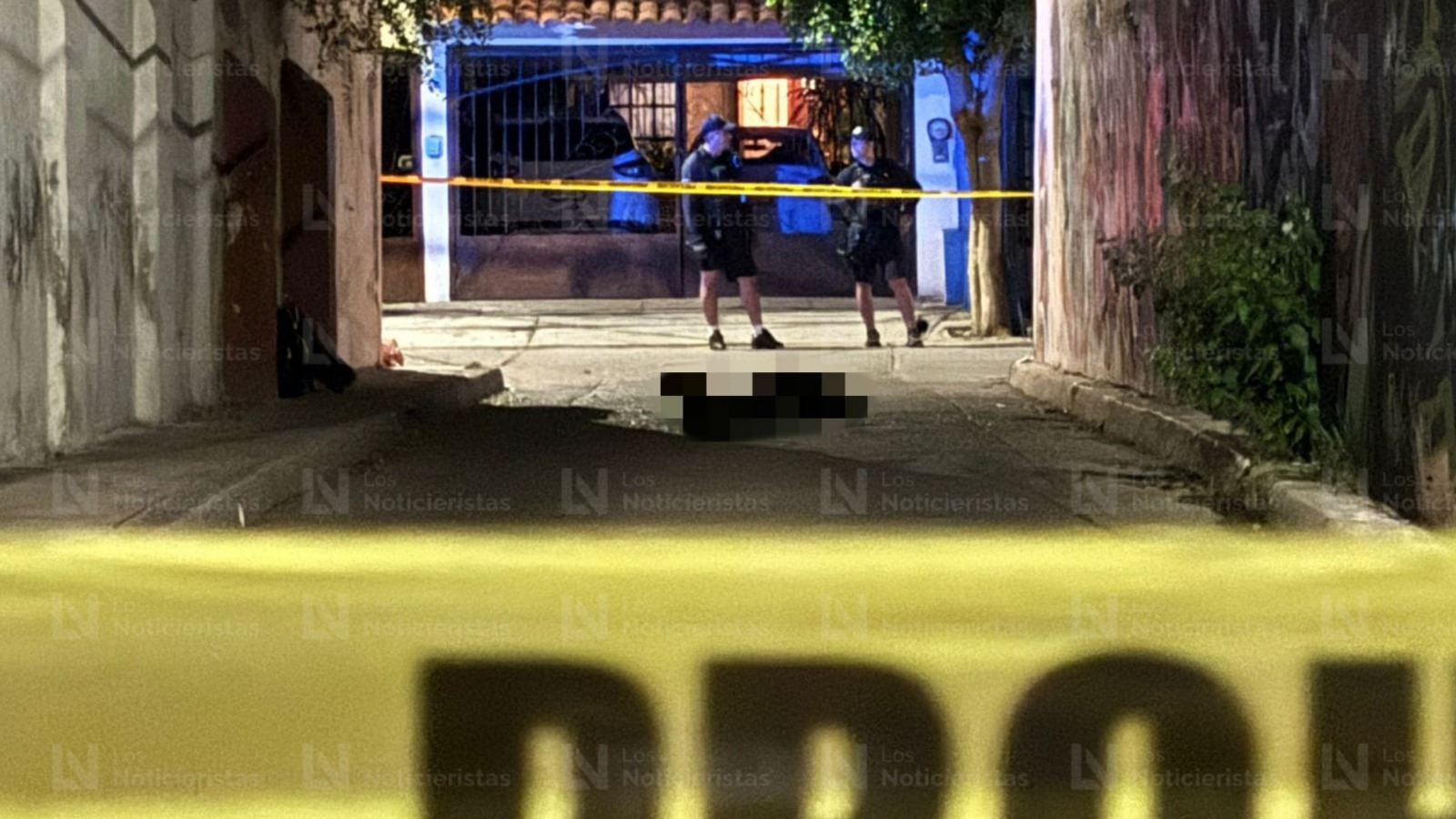 Policías resguardan el lugar donde fue arrojado un cuerpo en el Centro de Culiacán
