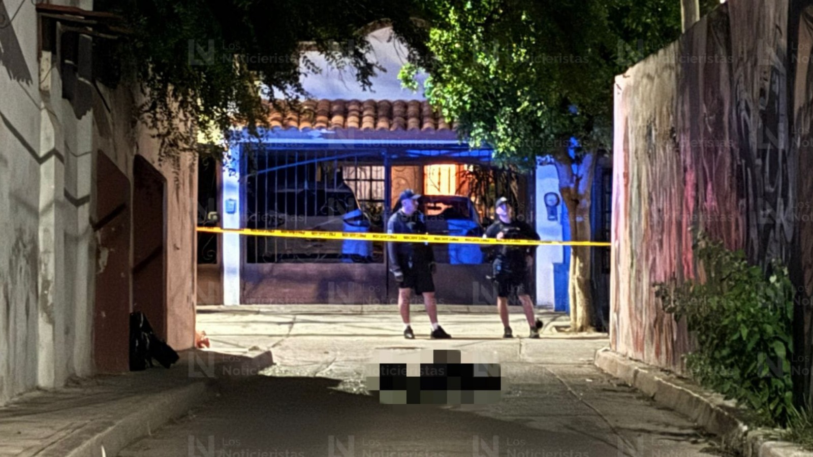 Policías resguardan el lugar donde fue arrojado un cuerpo en el Centro de Culiacán