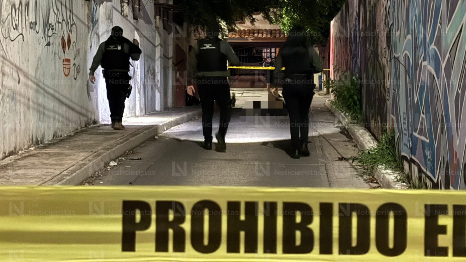 Policías resguardan el lugar donde fue arrojado un cuerpo en el Centro de Culiacán
