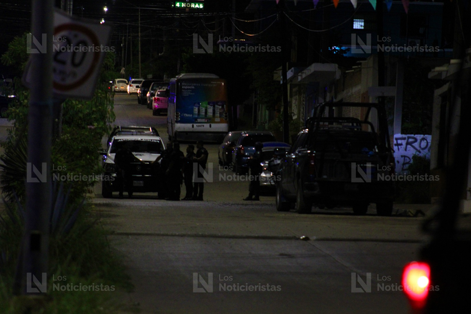 Arrojan presunto explosivo a patrulla de la Policía Municipal en Mazatlán
