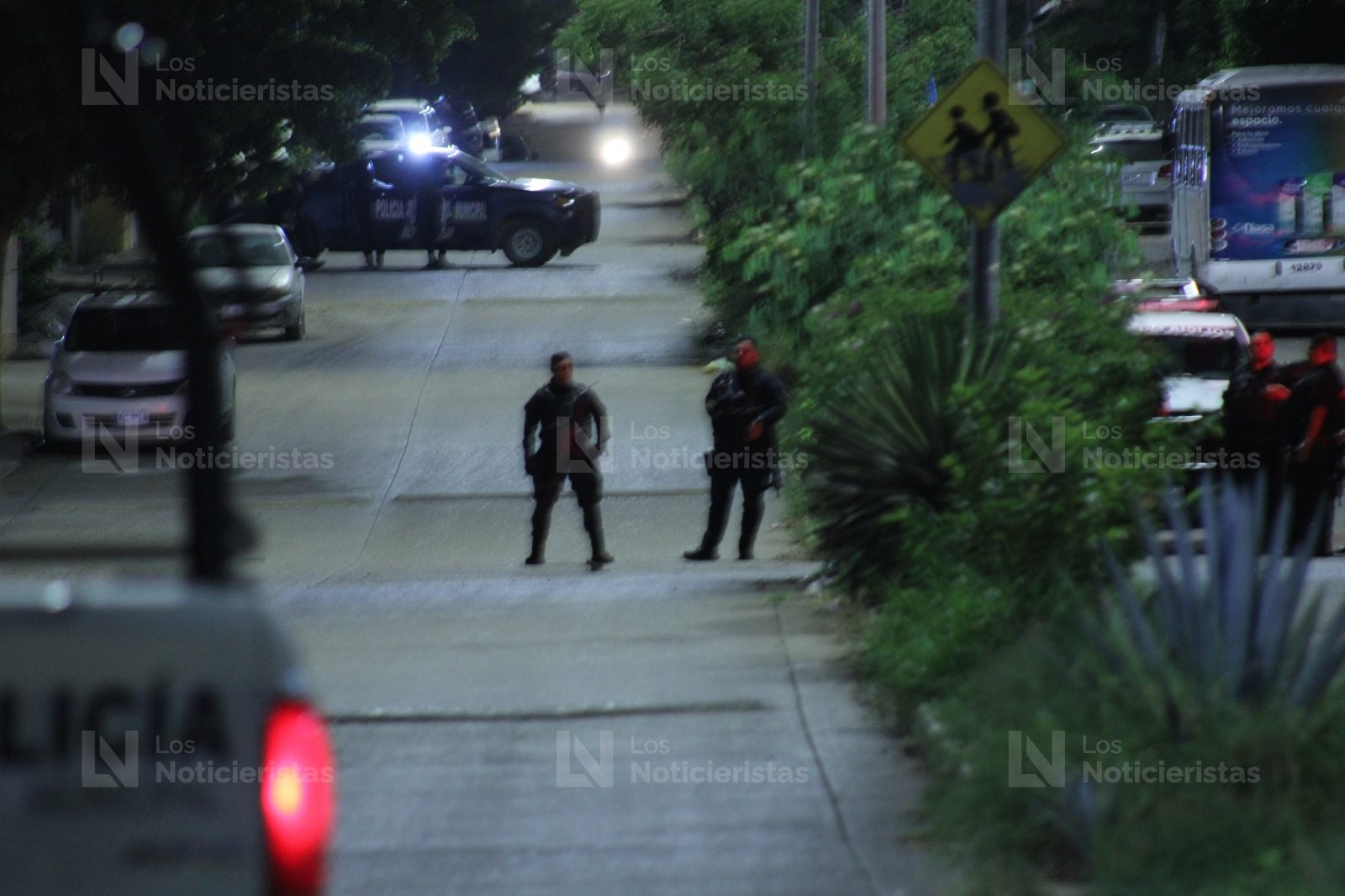 Arrojan presunto explosivo a patrulla de la Policía Municipal en Mazatlán