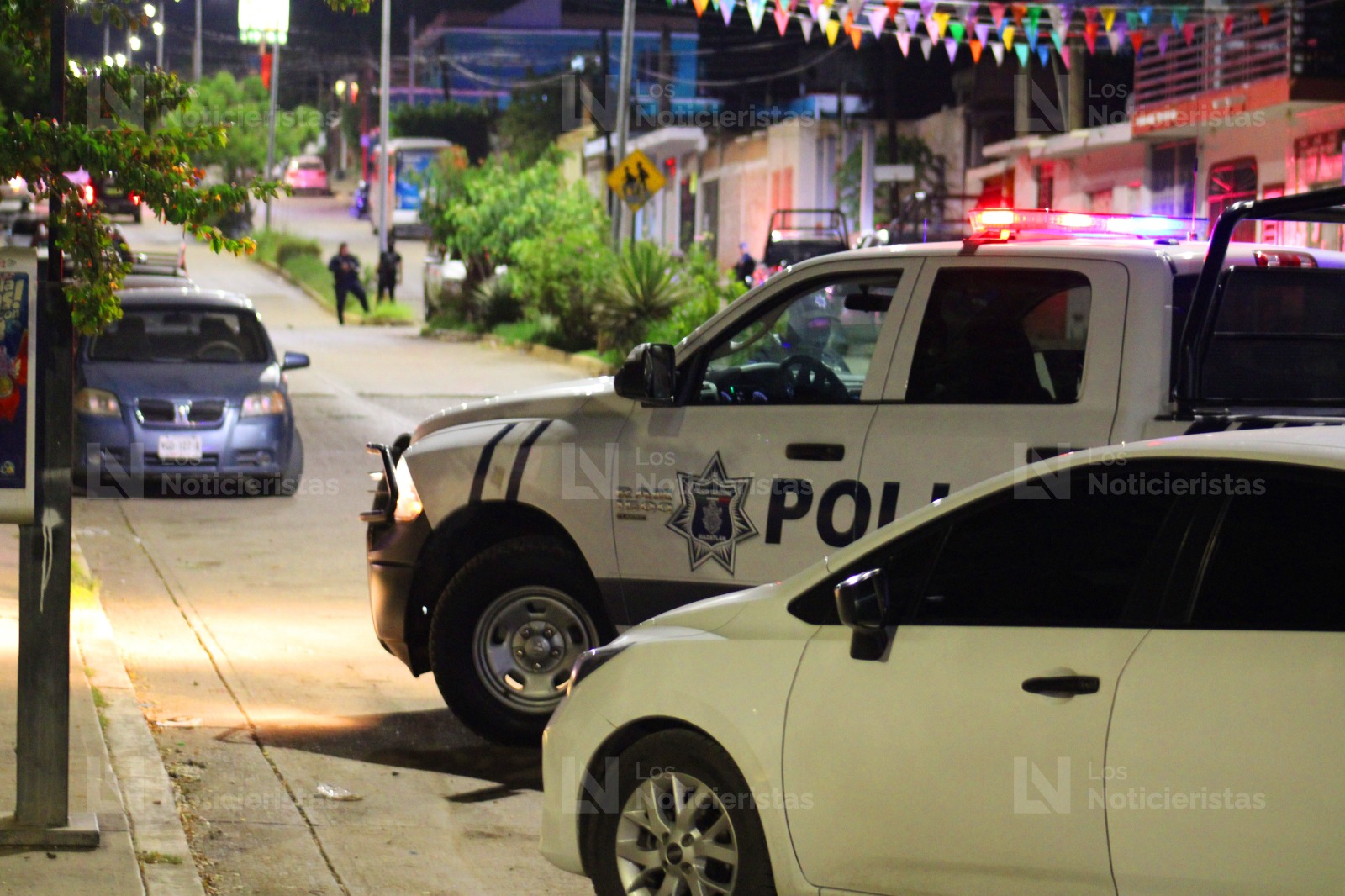 Arrojan presunto explosivo a patrulla de la Policía Municipal en Mazatlán
