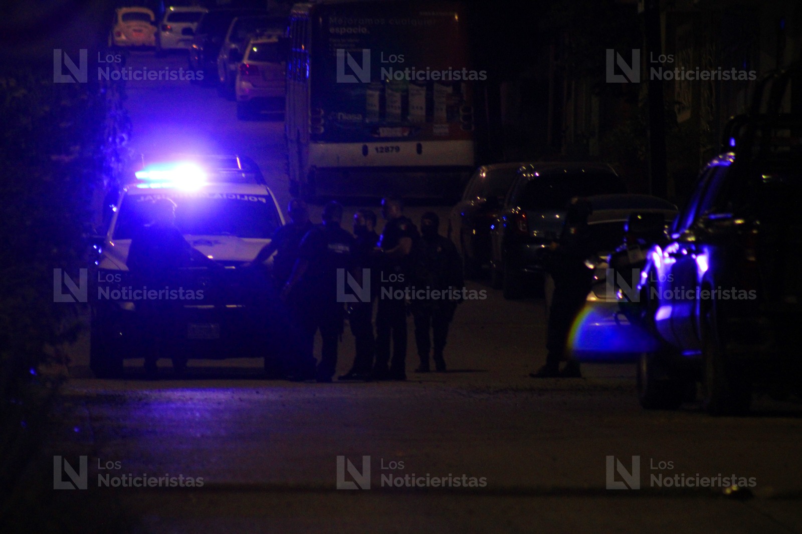 Arrojan presunto explosivo a patrulla de la Policía Municipal en Mazatlán