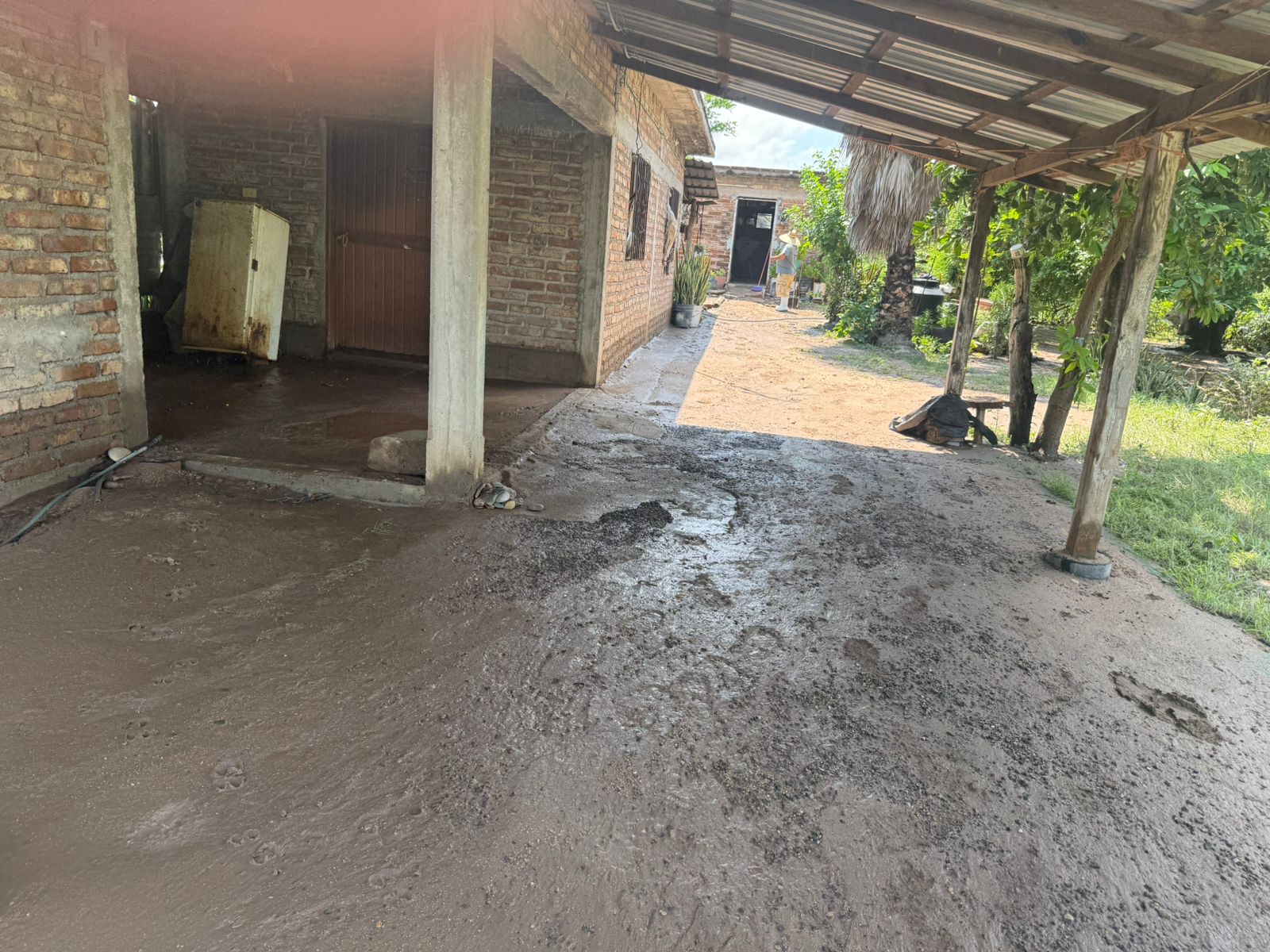 Se les metió el agua hasta el patio; PC vigila el arroyo Cuatro Vientos en Guasave