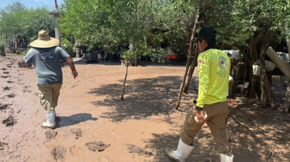 Se les metió el agua hasta el patio; PC vigila el arroyo Cuatro Vientos en Guasave