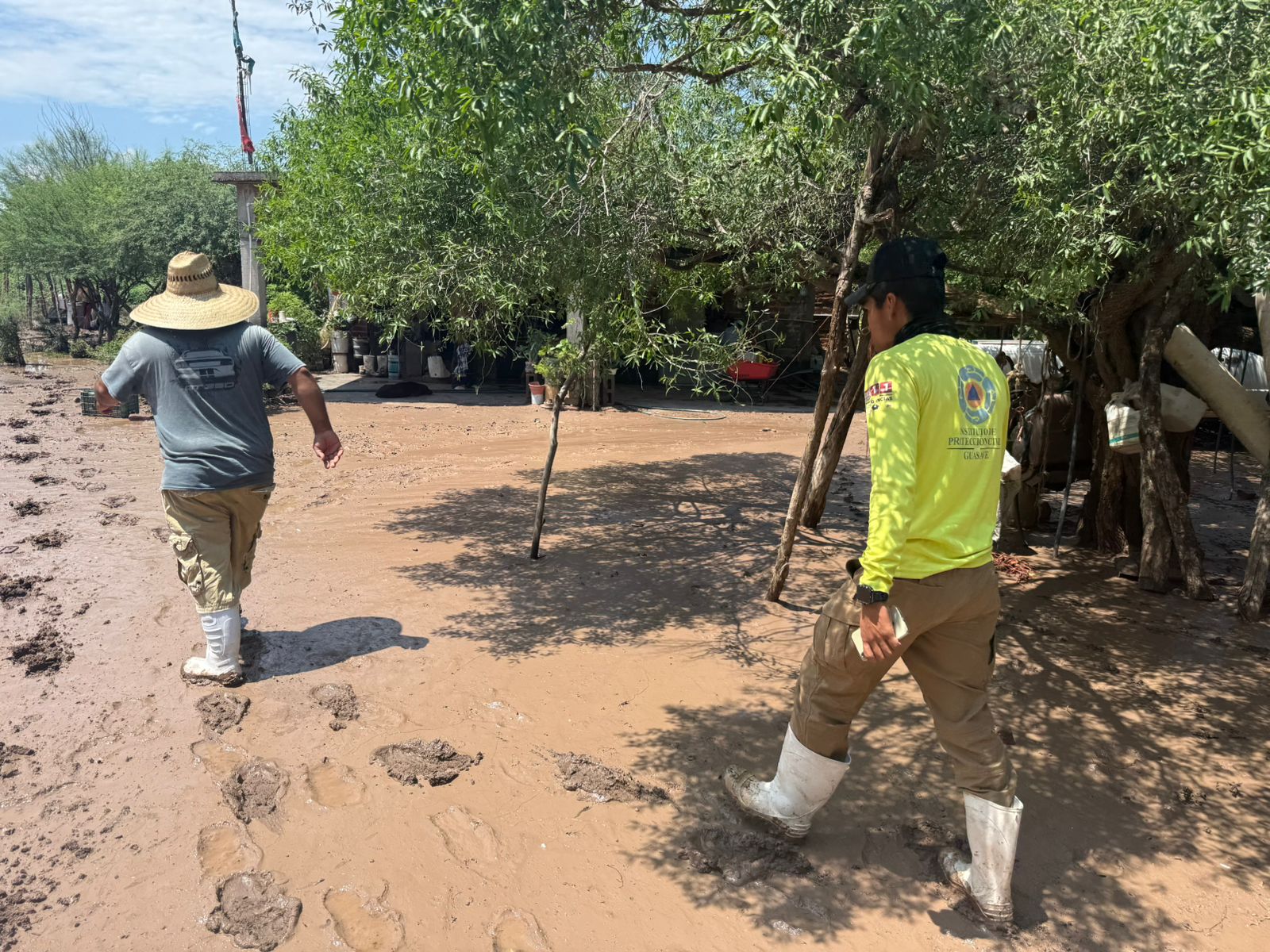 Se les metió el agua hasta el patio; PC vigila el arroyo Cuatro Vientos en Guasave