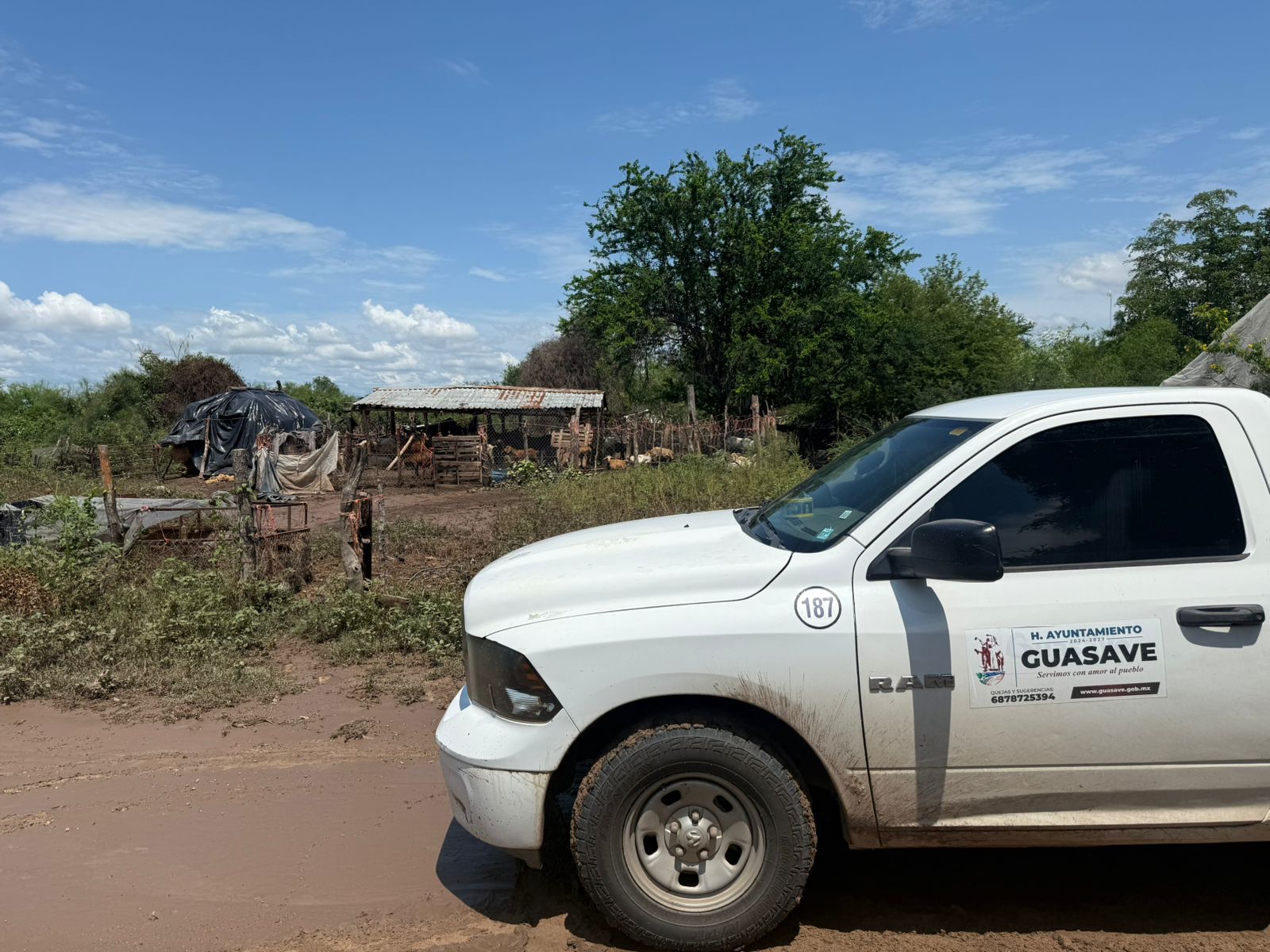 Se les metió el agua hasta el patio; PC vigila el arroyo Cuatro Vientos en Guasave