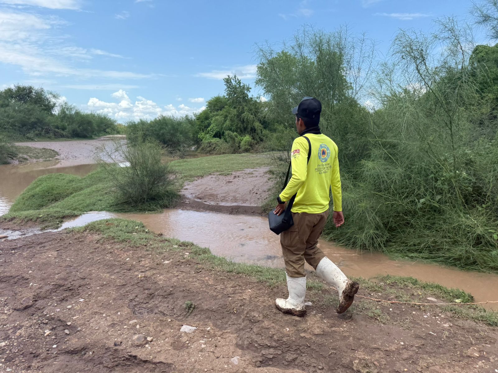 Se les metió el agua hasta el patio; PC vigila el arroyo Cuatro Vientos en Guasave