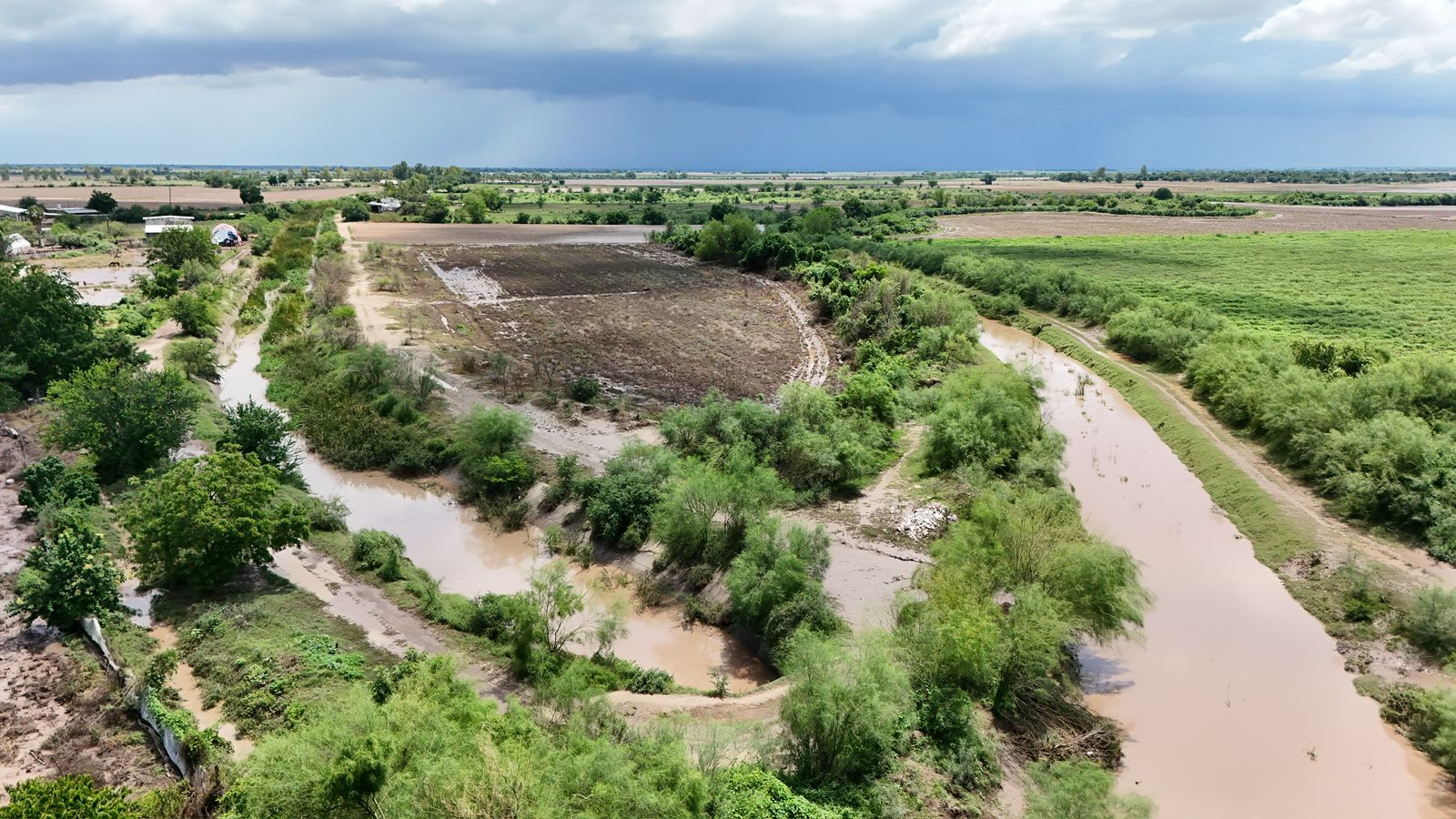 Se les metió el agua hasta el patio; PC vigila el arroyo Cuatro Vientos en Guasave