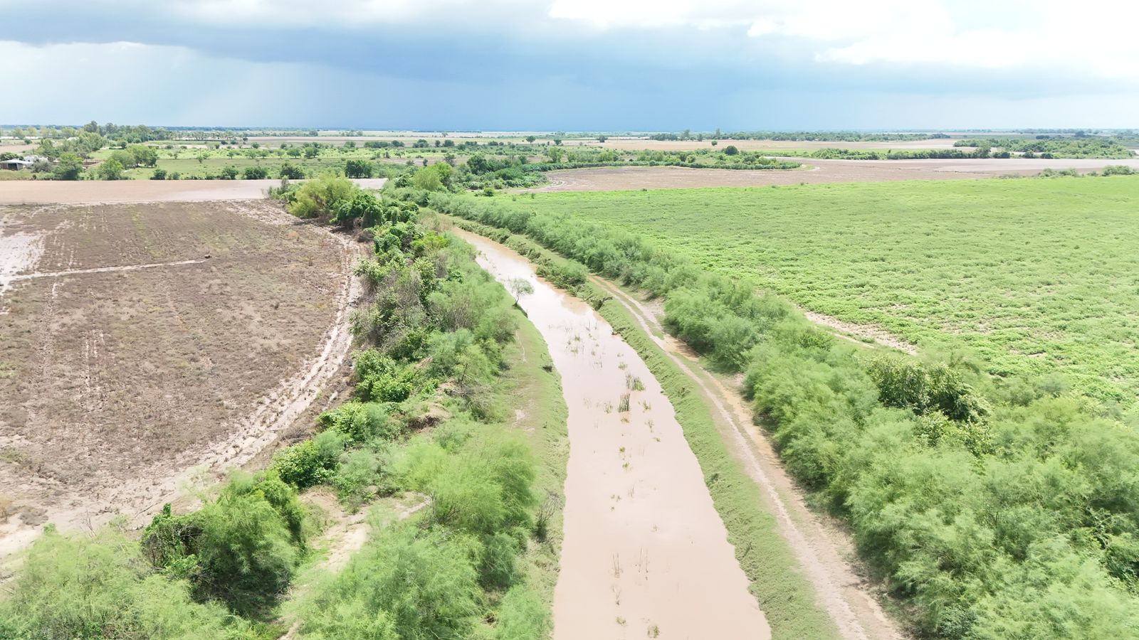 Se les metió el agua hasta el patio; PC vigila el arroyo Cuatro Vientos en Guasave