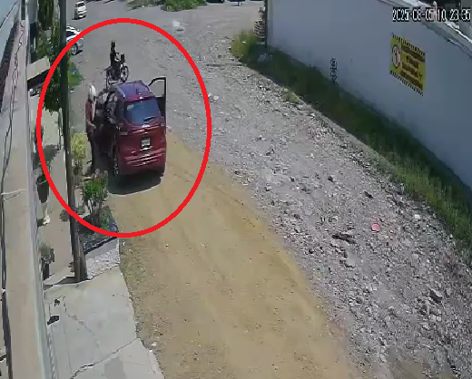 Momento en que motociclistas despojan camioneta a dos mujeres con un niño, en Culiacán