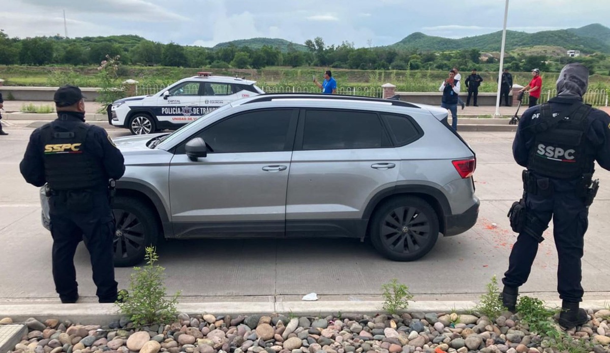 Aseguran camioneta Taos color gris en Culiacán