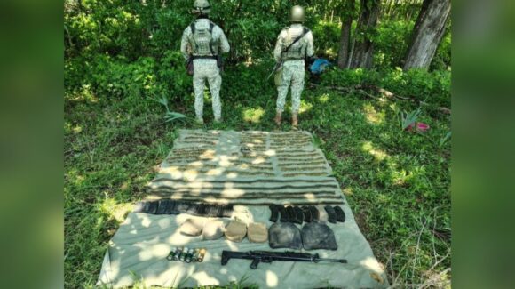 Aseguran arsenal y artefacto explosivo en operativo del Ejército Mexicano en San Ignacio
