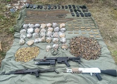 Aseguran arsenal y vehículo con reporte de robo en San Ignacio, Sinaloa