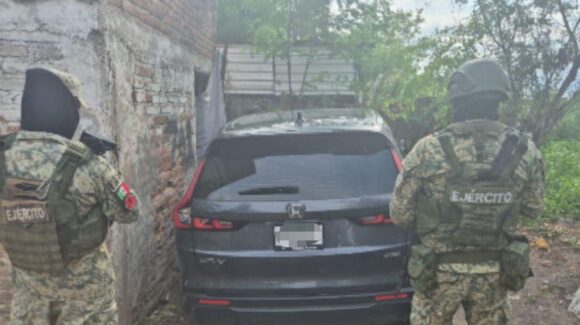 ¡Estaba abandonada! Localizan camioneta robada con casquillos y “ponchallantas” en Culiacancito