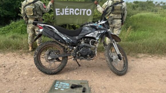 Una moto, un arma y dosis de metanfetaminas fueron aseguradas en El Bolsón, Navolato