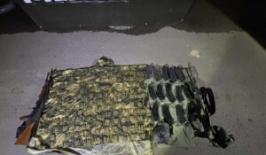 Militares aseguran arsenal y vehículo en poblado de Culiacán
