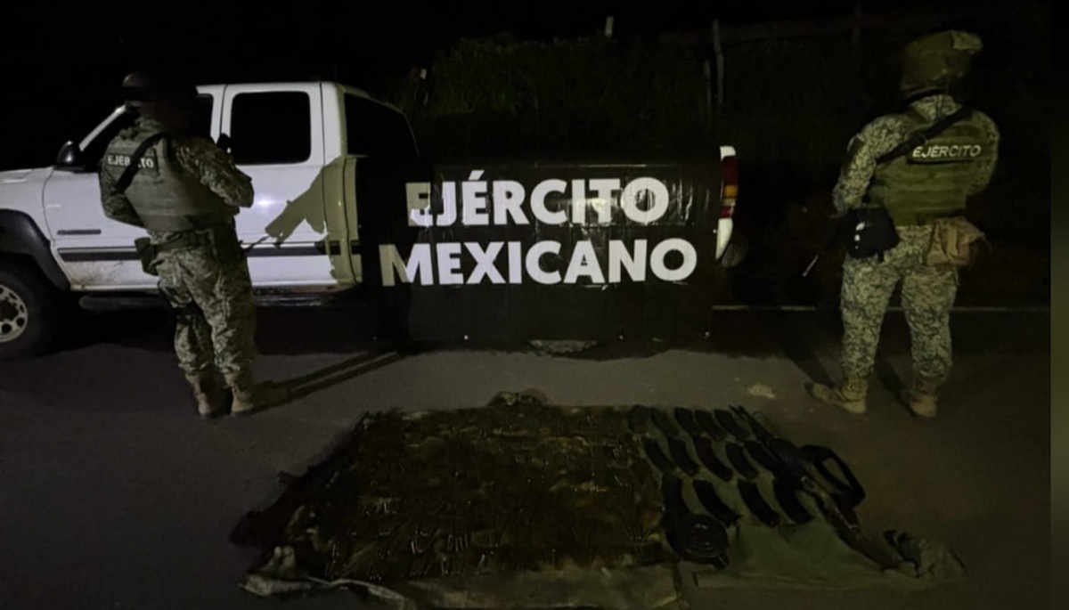 Militares aseguran arsenal y vehículo en poblado de Culiacán