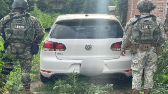 En Culiacancito, aseguran un vehículo robado y 30 cartuchos