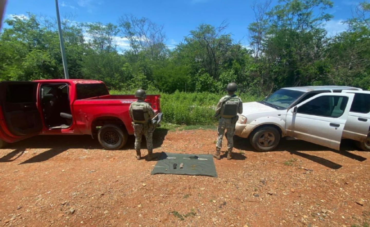 Vehículos, armas, cargadores y ponchallantas asegurados en Culiacán