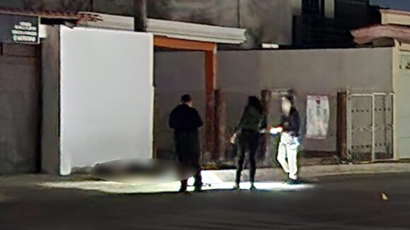 Con el rostro tapado y junto a un narco mensaje, localizan asesinado a un hombre en la colonia Pemex de Culiacán