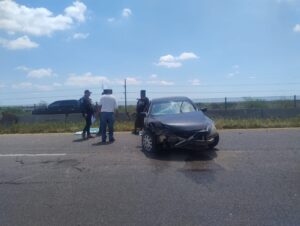 Un auto chocó contra el muro de contención en la carretera México 15, en Guasave