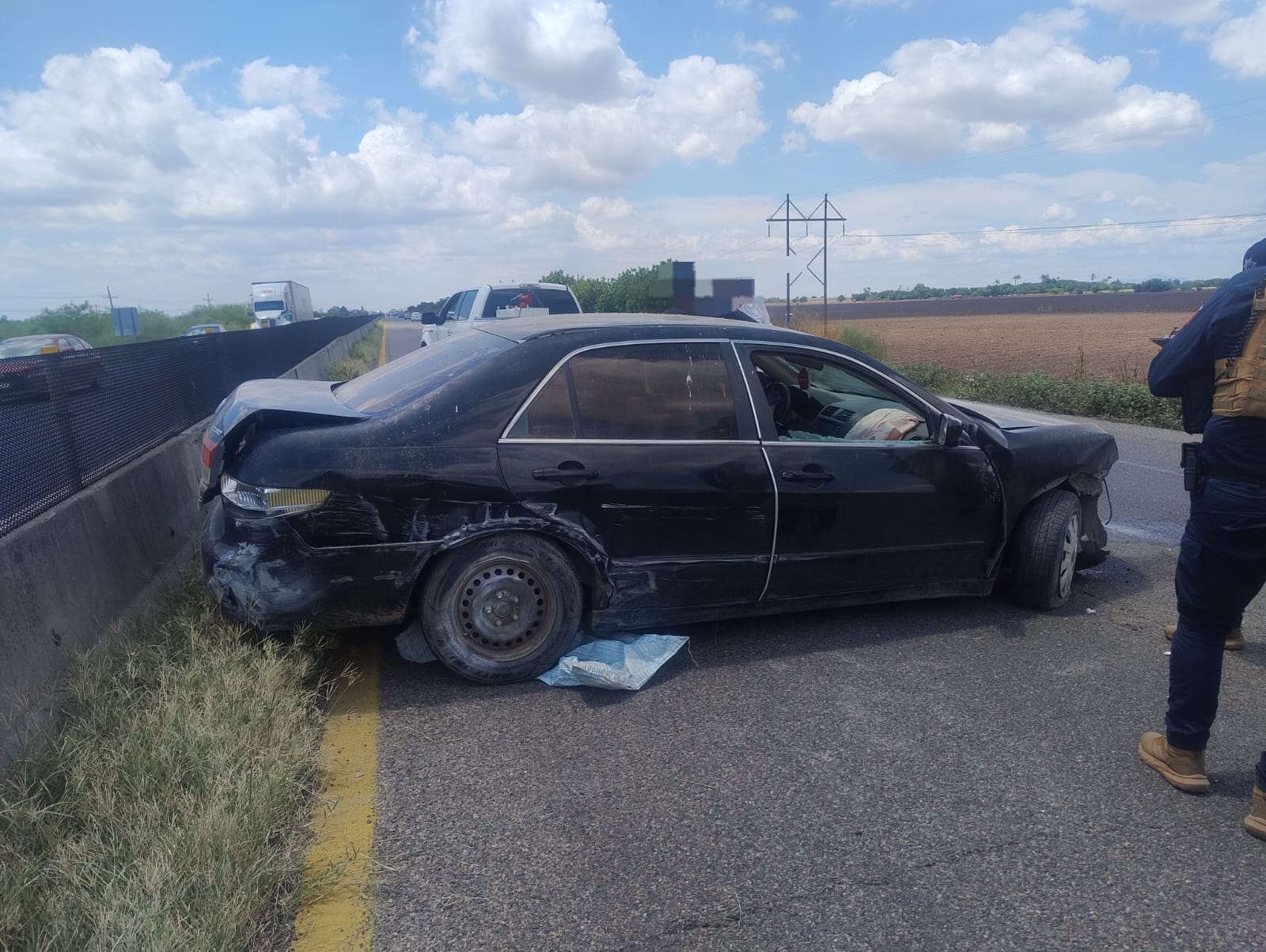Un auto chocó contra el muro de contención en la carretera México 15, en Guasave
