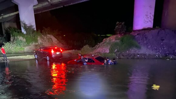 Localizan vehículo abandonado al interior del río Sinaloa, en Guasave