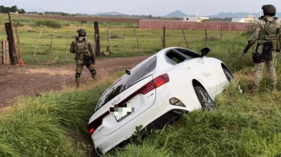 Un auto robado con un fusil M4 en su interior es asegurado en Culiacán