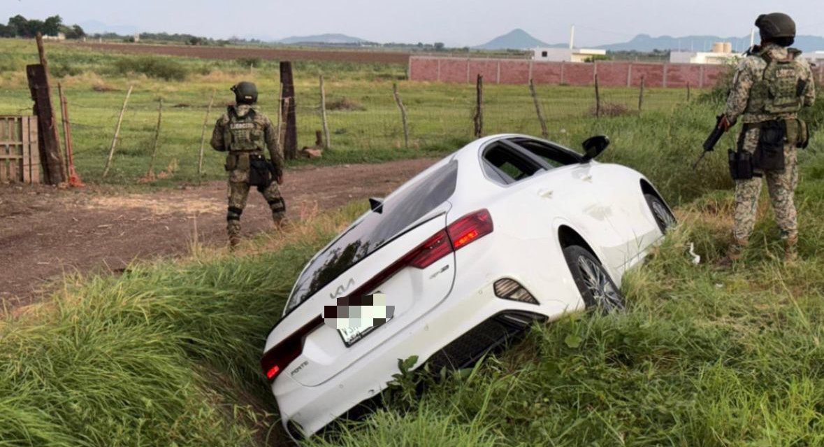 auto robado asegurado con un fusil m cuatro en culiacan