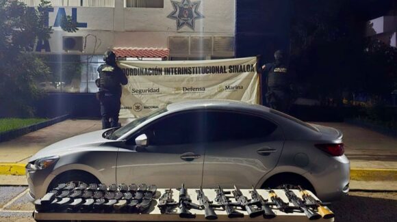 Con las puertas abiertas, aseguran un auto robado con armas AK-47, en Bellavista en Culiacán