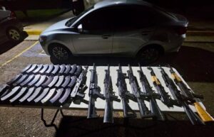 auto robado con armas ak cuarenta y siete en bellavista en culiacan sin