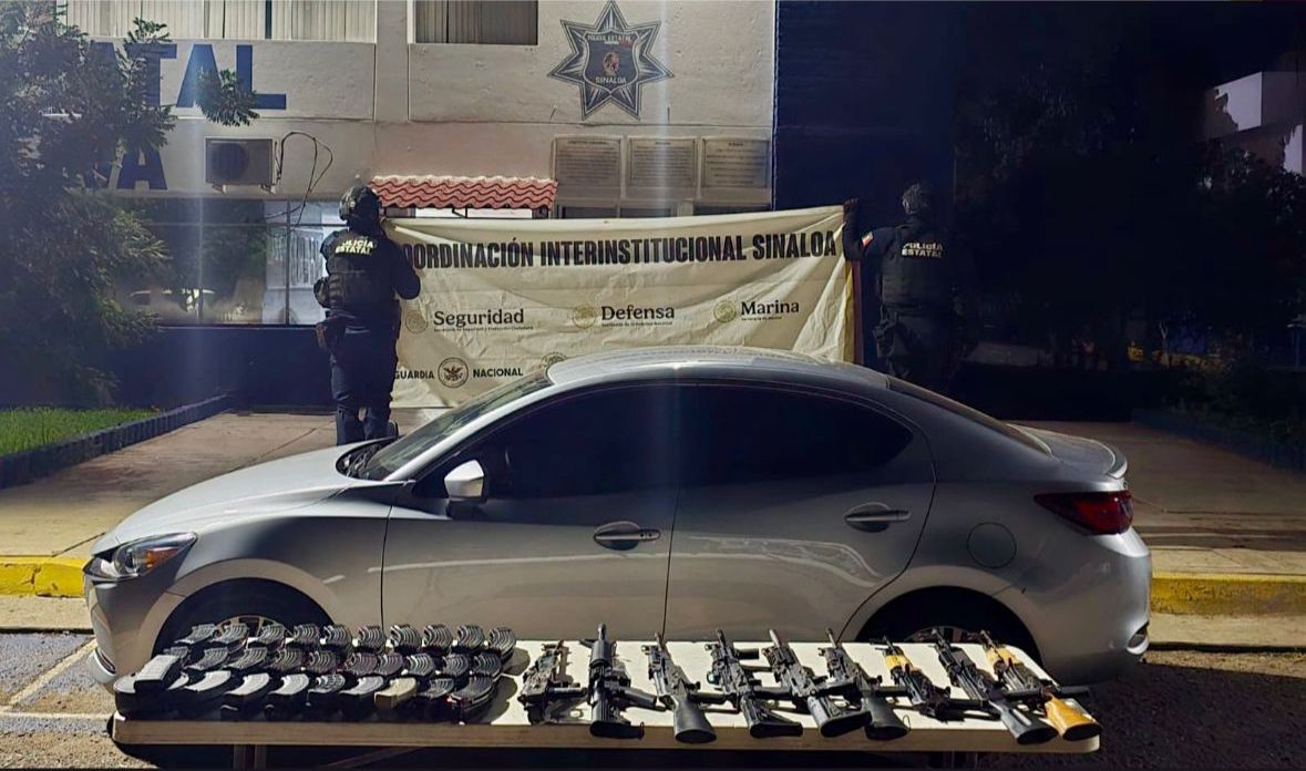 auto robado con armas ak cuarenta y siete en bellavista en culiacan
