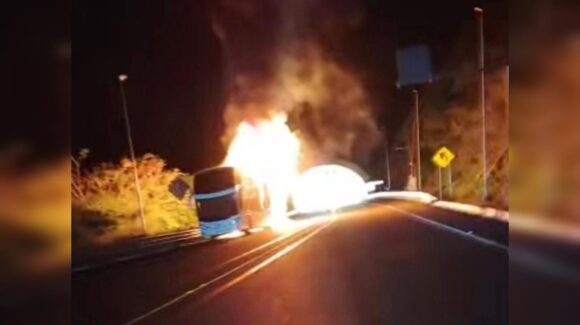 Incendio consume en su totalidad autobús de pasajeros en la autopista Mazatlán-Durango