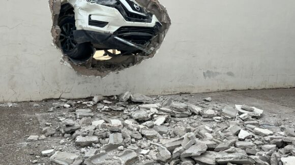 Automovilista se estrella contra barda en casino del centro de Guasave; hay 5 carros más afectados