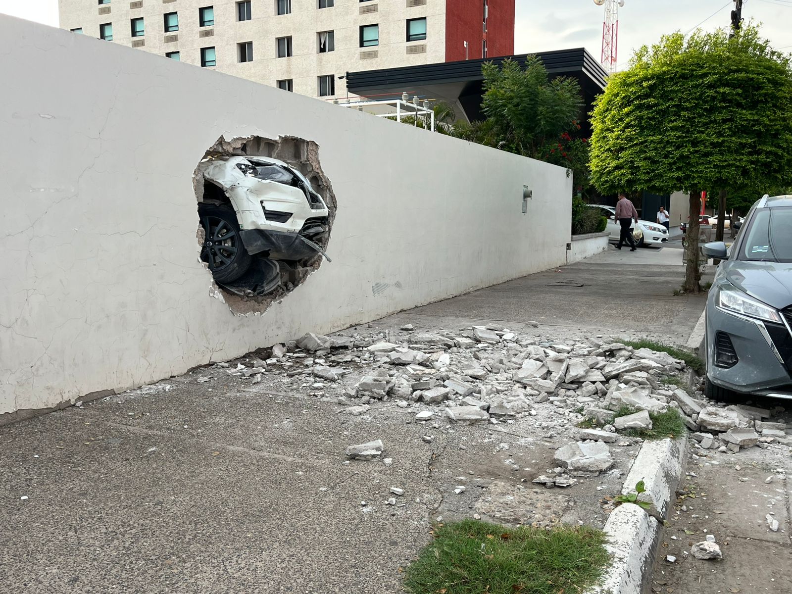 Automovilista choca contra barda de casino en Guasave