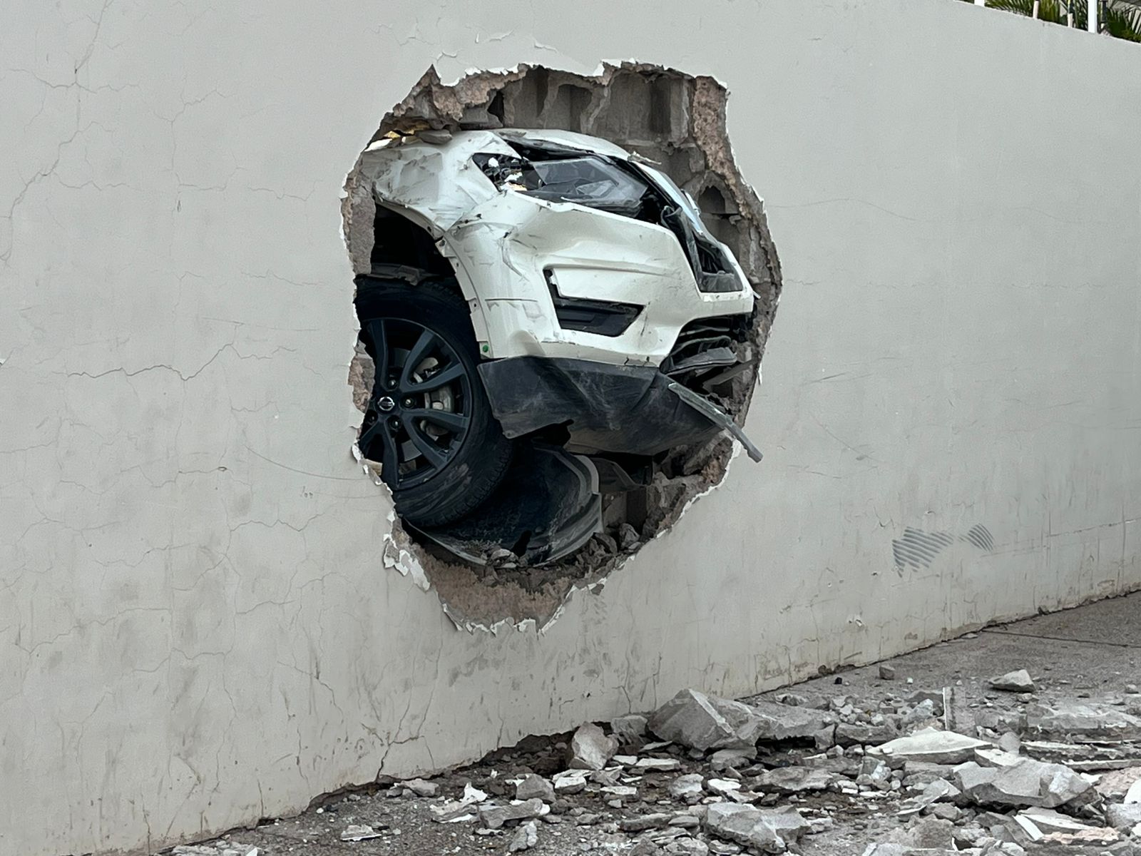 Automovilista choca contra barda de casino en Guasave