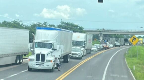 ‘Regresábamos de vacaciones y nos topamos con esto’: pasajera varada en bloqueos al sur de Sinaloa