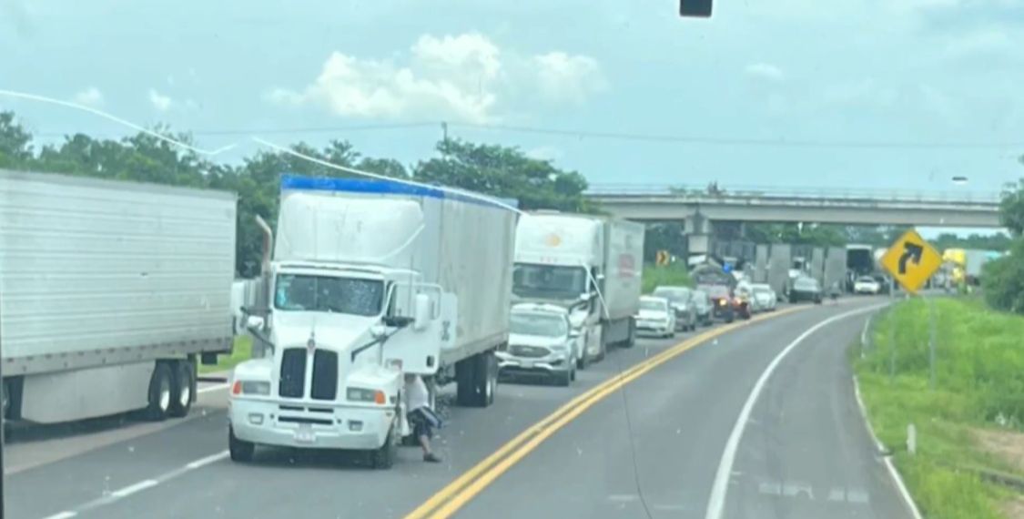Automovilistas varados al sur de Sinaloa