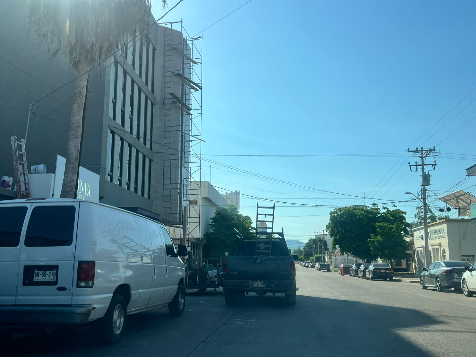 Vehículo estacionado en doble fila
