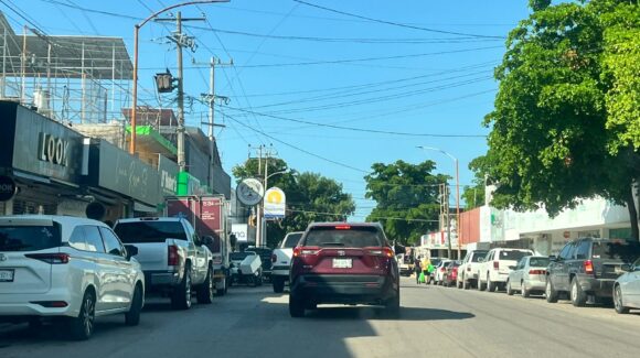 En lo que va del año, van 600 multas a quienes se estacionan mal y en doble fila en el centro de Guamúchil