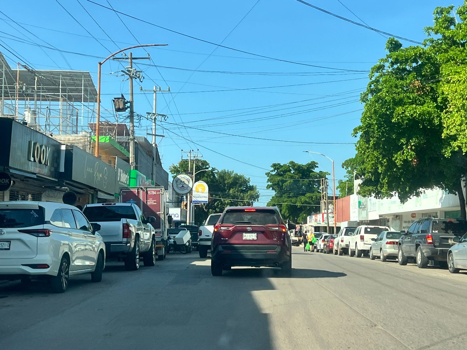 Vehículo estacionado en doble fila